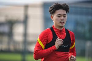 媒体人:蒋圣龙连续3天未参与合练,赶上东亚杯首战存在很大疑问